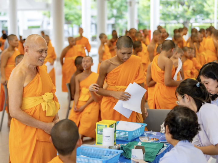 องค์การบริหารส่วนจังหวัดปทุมธานี สนับสนุนวัคซีนไข้หวัดใหญ่ถวายพระภิกษุและสามเณรวัดพระธรรมกาย