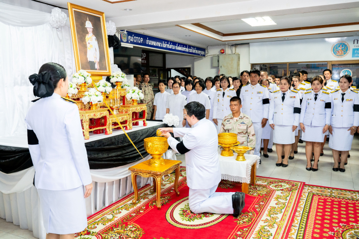 อุบาสก อุบาสิกา คณะศิษย์วัดพระธรรมกาย ร่วมกับพสกนิกรอำเภอคลองหลวง ถวายน้ำสรงพระศพ เจ้าฟ้าพัชรกิติยาภาฯ