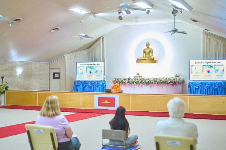 คลาสพระพุทธศาสนาและคลาสสมาธิ ณ วัดพระธรรมกายเท็กซัส