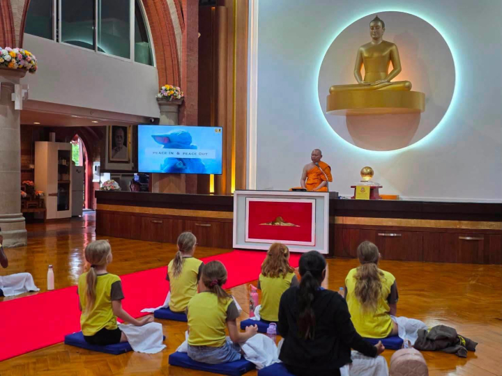 วัดพระธรรมกายลอนดอน จัดกิจกรรมปฏิบัติธรรมสำหรับชาวท้องถิ่นเป็นประจำทุกสัปดาห์