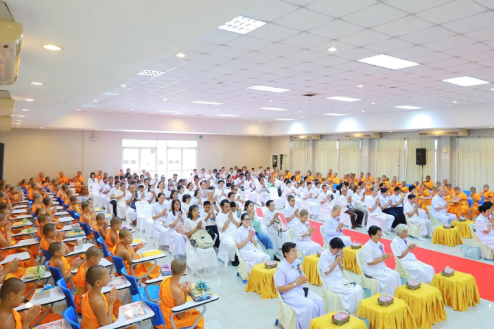 โรงเรียนพระปริยัติธรรม วัดพระธรรมกาย จัดพิธีถวายอุปกรณ์การศึกษา และปฐมนิเทศผู้ปกครองสามเณรใหม่