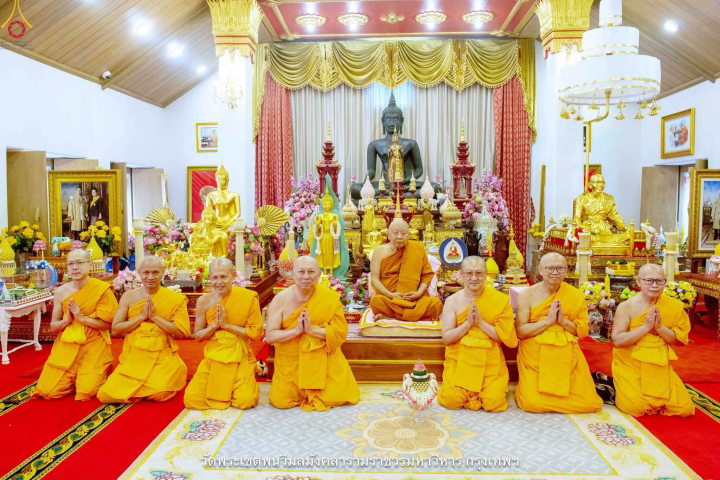 พระสงฆ์วัดพระธรรมกาย ทำวัตรพระมหาเถราจารย์ เนื่องในเทศกาลเข้าพรรษา