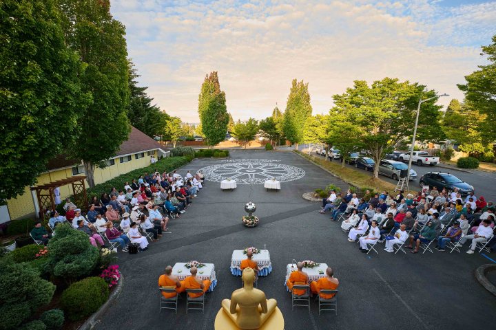 วัดพระธรรมกายซีแอตเติล จัดพิธีจุดประทีปแปรอักษร 5,000 ดวง เนื่องในวันอาสาฬหบูชา