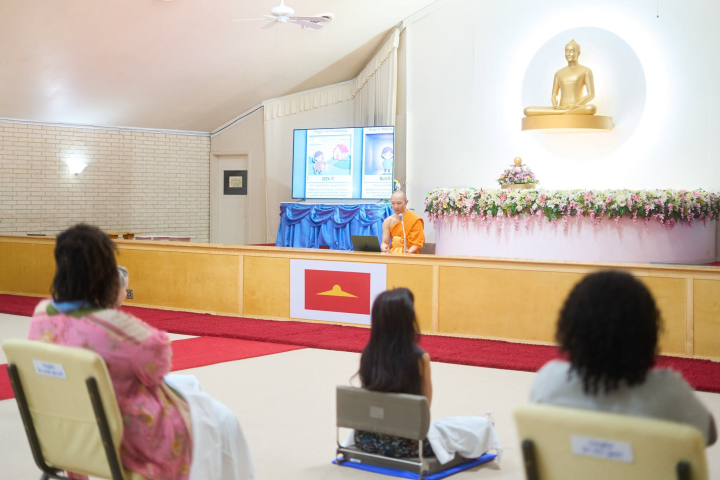 คลาสพระพุทธศาสนาและคลาสสมาธิ ณ วัดพระธรรมกายเท็กซัส