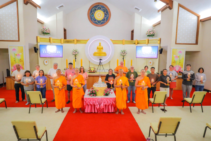 วัดพระธรรมกายแคนซัส จัดพิธีจุดประทีปและปฏิบัติธรรม เนื่องในวันอาสาฬหบูชา