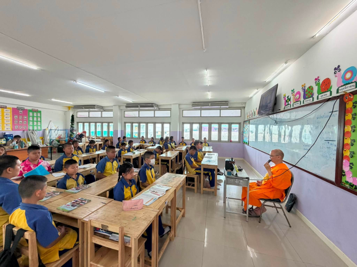 ครูพระสอนศีลธรรม วัดพระธรรมกาย ลงปฏิบัติหน้าที่สอนศีลธรรม ณ โรงเรียนเทศบาลท่าโขลง 1