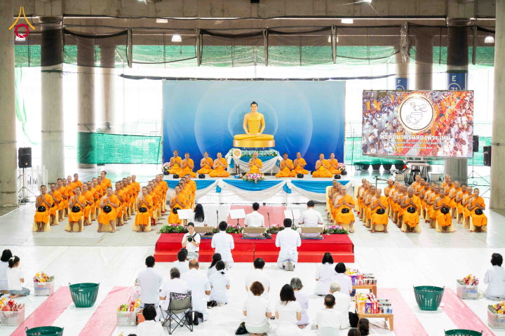 พิธีตักบาตรฉลองพระใหม่ โครงการบรรพชาและอุปสมบทหมู่ รุ่นเข้าพรรษา