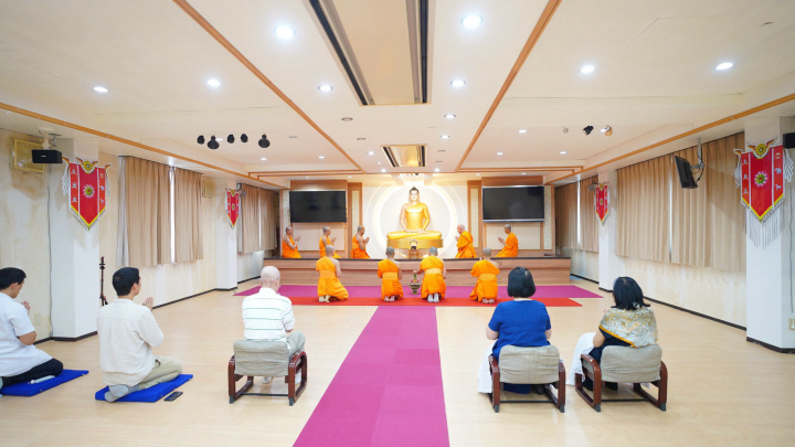 คณะสงฆ์วัดพระธรรมกายโอซาก้า ทำสามีจิกรรมพระมหาเถระผู้ใหญ่ ณ วัดพระธรรมกายไอจิ