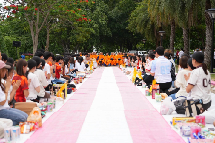 ชุมนุมศึกษาพุทธศาสตร์และประเพณี มหาวิทยาลัยธรรมศาสตร์ จัดงาน 92 ปี ธรรมศาสตร์ ตักบาตรพระ 100 รูป