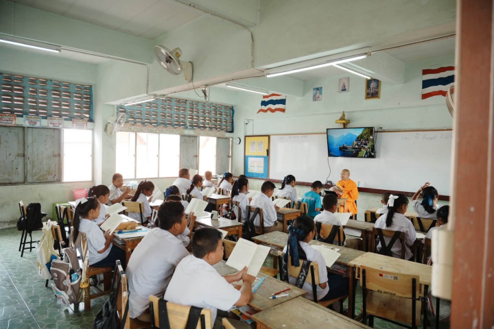 ครูพระสอนศีลธรรม วัดพระธรรมกาย สอนศีลธรรม ณ โรงเรียนสังข์อ่ำวิทยา