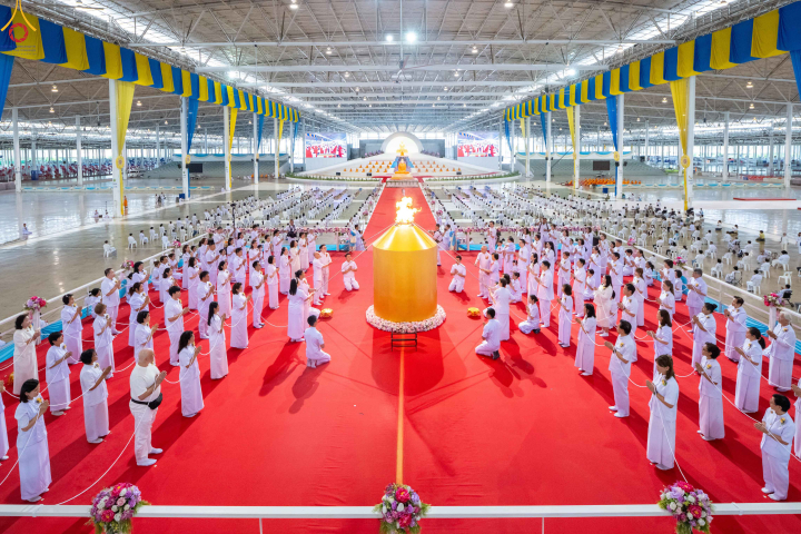 วัดพระธรรมกาย จัดงานบุญวันอาทิตย์ และพิธีจุดเทียนใจไฟนิรันดร์ อนันตชัย