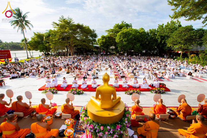 พิธีตักบาตรพระ 1,000 รูป บูชาธรรมหลวงพ่อธัมมชโย เนื่องในวันธรรมชัย ณ ศูนย์อบรมเยาวชนผาสุกวนิช