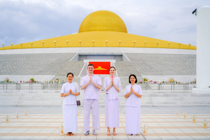 ชาวต่างชาติ เดินทางมาเยี่ยมชมวัดพระธรมกาย