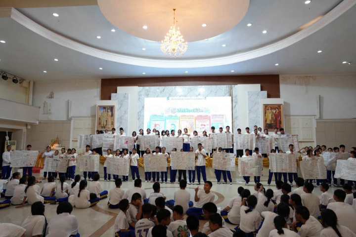 ครูพระสอนศีลธรรม วัดพระธรรมกาย ปฏิบัติหน้าที่พระวิทยากรโครงการส่งเสริมคุณธรรมจริยธรรมนักเรียน ณ รร.เทศบาลท่าโขลง1