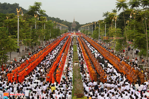 ภาพงานตักบาตรพระ 3,000 รูป ณ ถนนสายคู่ วัดพระพุทธบาท สระบุรี