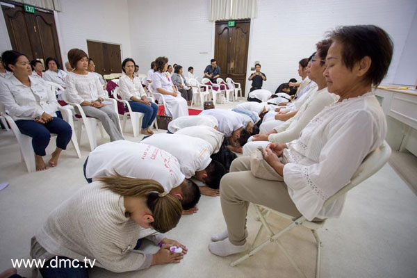 วัดพระธรรมกายแคลิฟอร์เนีย จัดพิธีทอดผ้าป่า