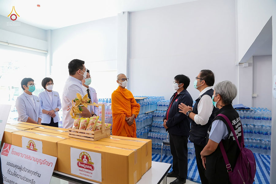 คณะสงฆ์ปทุมธานี มอบขนมปังแก่โรงพยาบาลใน จ.ปทุมธานี