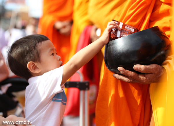ตักบาตรพิษณุโลก พระ 3,000 รูป เสาร์ที่ 20 ธันวาคม พ.ศ.2557