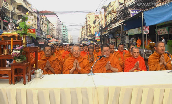 พิธีตักบาตรพระ 108 รูป ณ ซอยรังสิตภิรมย์