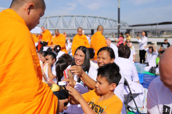 วัดพระธรรมกายเนเธอร์แลนด์ จัดตักบาตรพระ