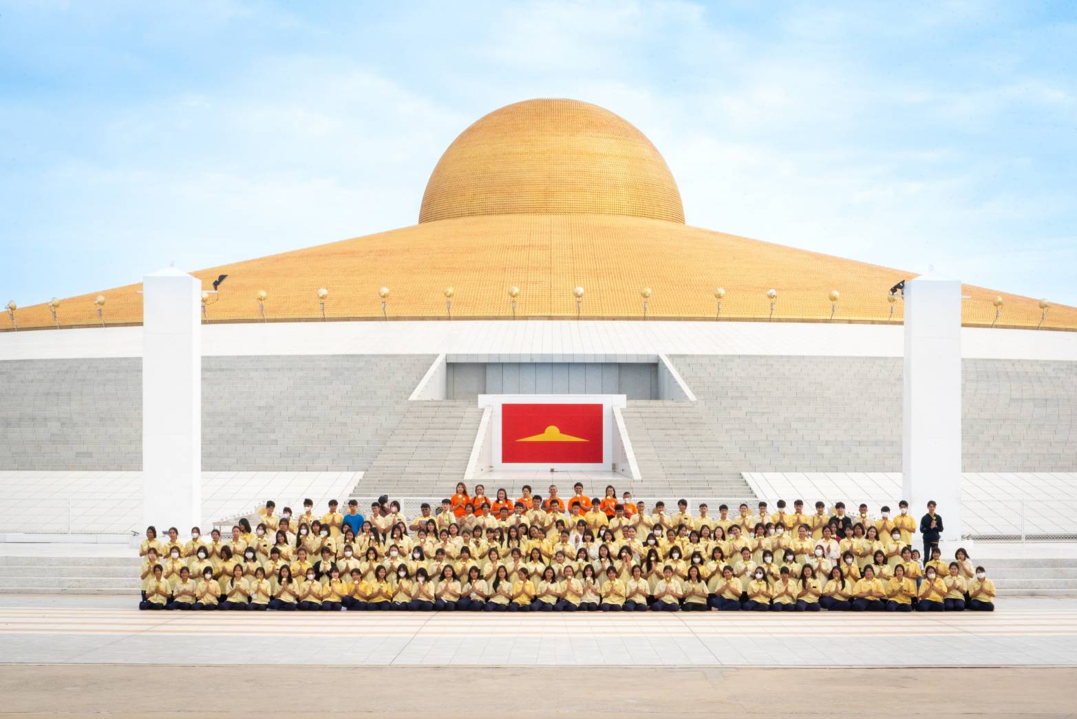 ครู-นักเรียนโรงเนรยนขุขันธ์ ร่วมสวดมนต์ นั่งสมาธิ เวียนประทักษิณรอบมหาธรรมกายเจดีย์