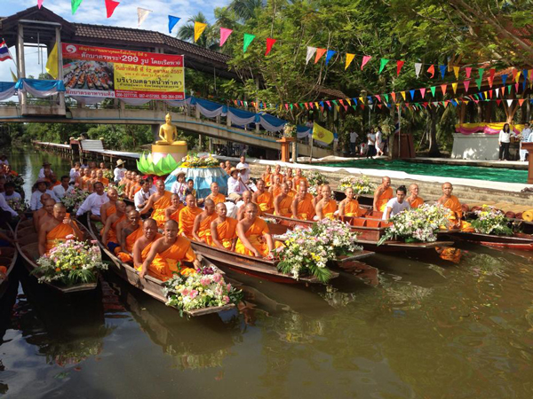 ข่าวตักบาตรพระ 299 รูป โดยเรือพาย ณ.ตลาดน้ำท่าคา