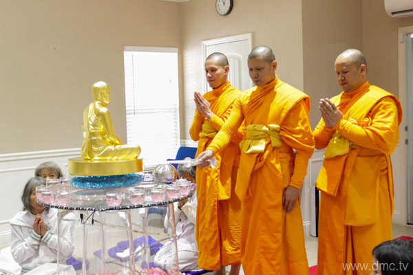 วัดพระธรรมกายเทนเนสซี จัดพิธีถวายบาตร ผ้าไตร สนับสนุนงานบวช