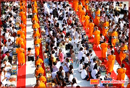 ตักบาตรพระ 1,000 รูป ณ หน้าสำนักงานเทศบาลกบินทร์บุรี จ.ปราจีนบุรี