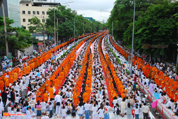 โครงการตักบาตรพระ 2,000,000 รูป 77 จังหวัดทุกวัดทั่วไทย ประจำปี พ.ศ. 2558