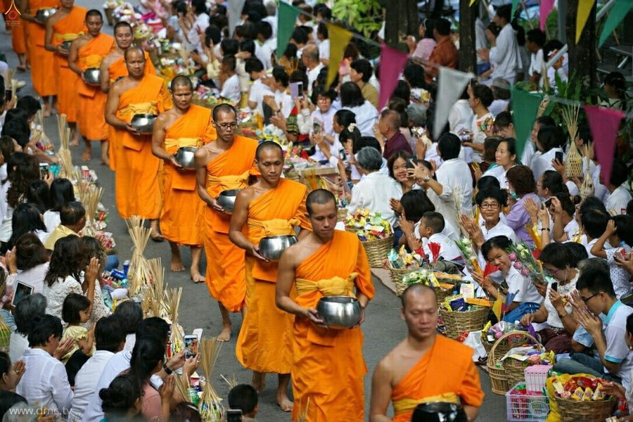ประมวลภาพตักบาตรย้อนวันวาน ณ หมู่บ้านบรรลุธรรม