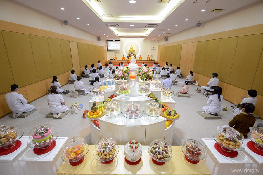 วัดพระธรรมกายอิบาราขิ จัดพิธีบูชาข้าวพระ