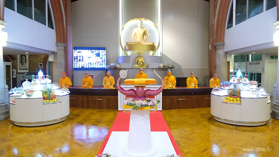 วัดพระธรรมกายลอนดอน จัดพิธีบูชาข้าวพระ
