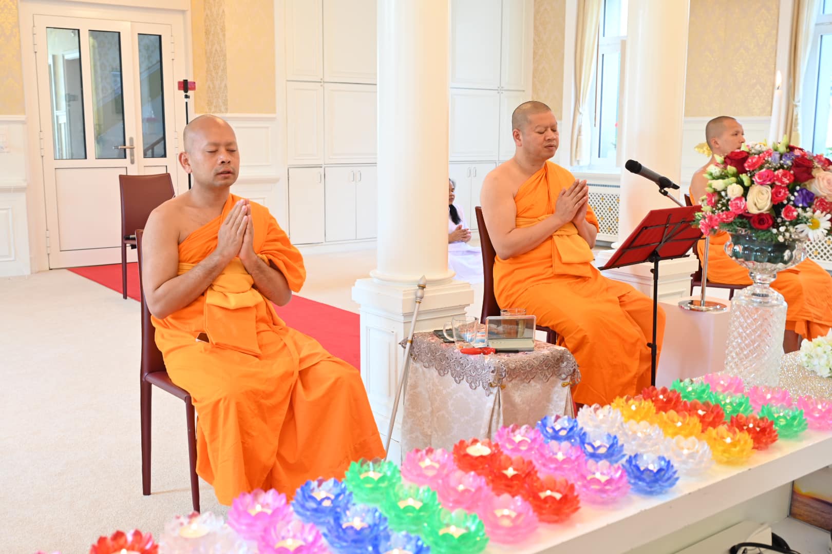 วัดพระธรรมกายสวิตเซอร์แลนด์ จัดพิธีจุดบุปผามาลาประทีป