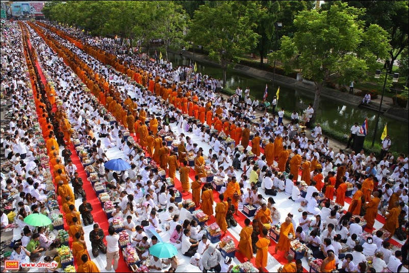 ภาพพิธีตักบาตรพระ 12,600 รูป อุบลราชธานี