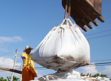 วัดพระธรรมกาย จัด BIG BAG 4,000 ถุงร่วมป้องกันคลองประปา