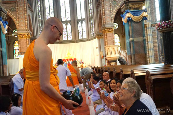 วัดพระธรรมกายเนเธอร์แลนด์ จัดพิธีถวายเทียนพรรษา