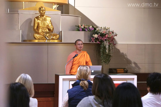 วัดพระธรรมกายลอนดอน สอนสมาธิเบื้องต้นสำหรับชาวท้องถิ่น