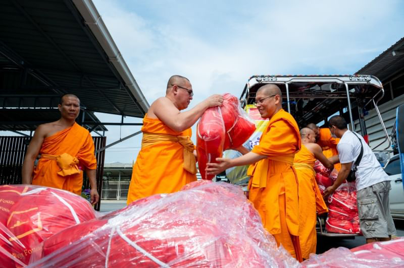 วัดพระธรรมกาย มูลนิธิธรรมกาย ส่งมอบถุงยังชีพ ช่วยผู้ประสบภัยน้ำท่วม 4 จังหวัด