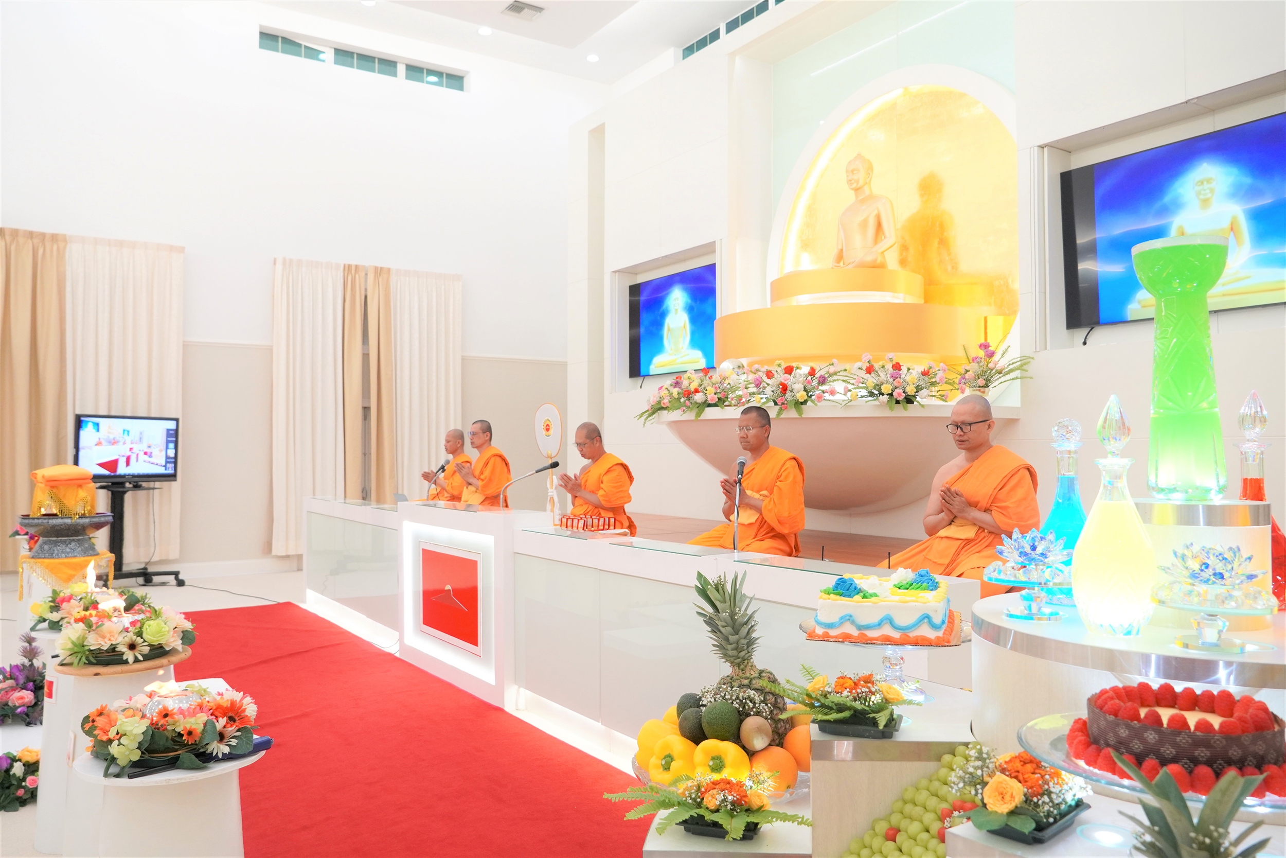 วัดพระธรรมกายฟลอริดา จัดพิธีบูชาข้าวพระ