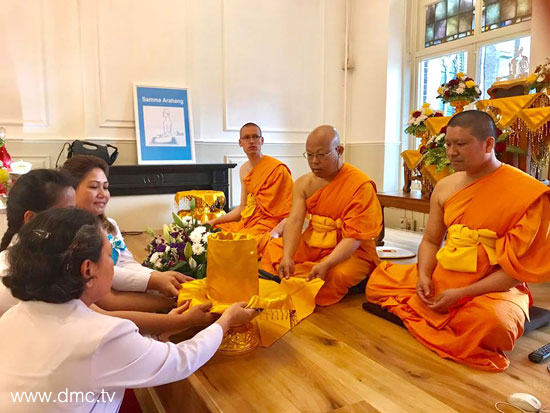 วัดพระธรรมกายเนเธอร์แลนด์ จัดพิธีบูชาข้าวพระ