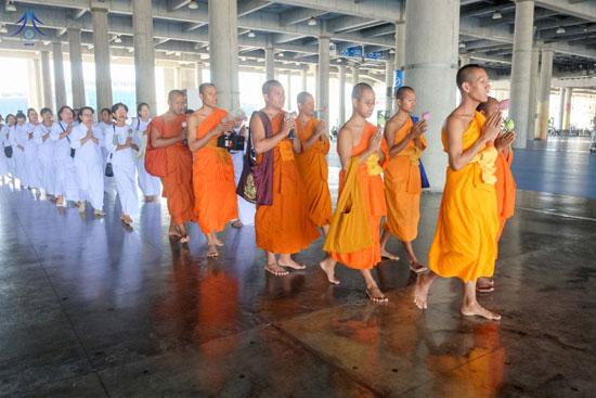 ชาวกัมพูชา เดินทางมาเยี่ยมชมวัดพระธรรมกาย