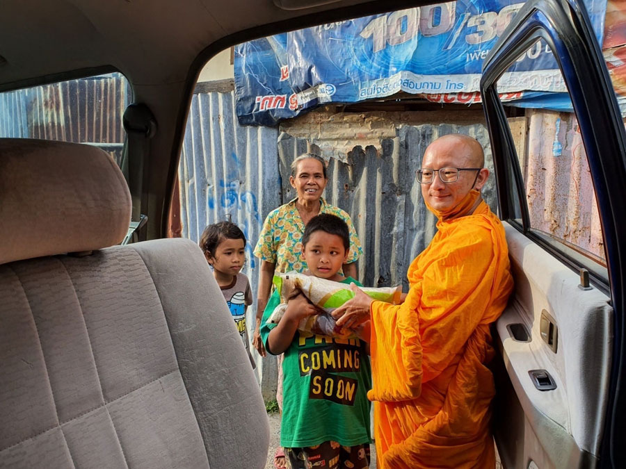 ธุดงคสถานเมืองลพบุรี มอบข้าวสารแก่ชาวบ้านสู้ภัยโควิด-19