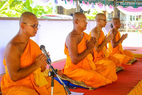 ที่พักสงฆ์แก้วโก-ลก จัดพิธีถวายกระเบื้องมุงหลังคาวิหารธรรม
