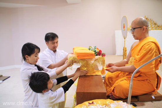 วัดภาวนาโตรอนโต จัดพิธีทอดผ้าป่า