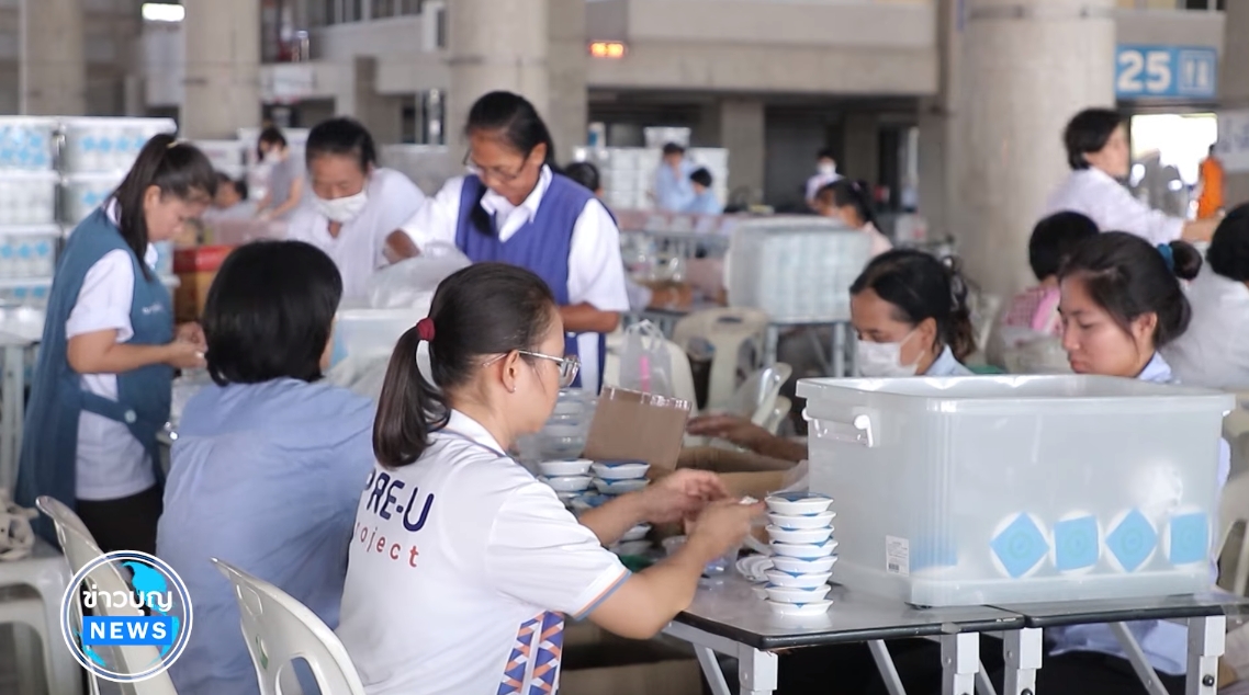 เจ้าหน้าที่วัดพระธรรมกาย และสาธุชน ร่วมกันใส่ถ่าน LED เพื่อใช้จุดประทีปวันวิสาขบูชา