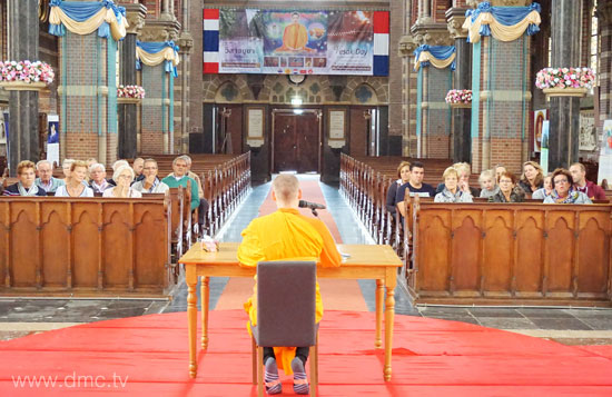 ชาวท้องถิ่น เยี่ยมชมวัดพระธรรมกายเนเธอร์แลนด์