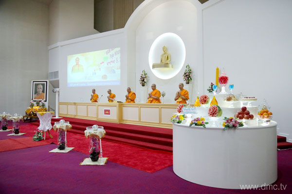 วัดพระธรรมกายออเรกอน จัดพิธีบูชาข้าวพระ