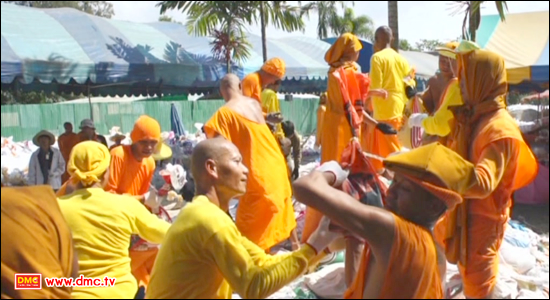 Dhammakaya Temple and Khlong Luang people protected the flood together (Episode III)