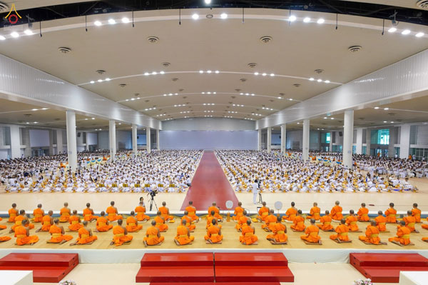 วัดพระธรรมกาย จัดพิธีถวายโคมมาฆประทีป