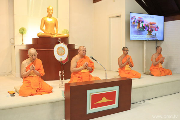 วัดพระธรรมกายชิคาโก จัดพิธีทอดผ้าป่าบำรุงวัด